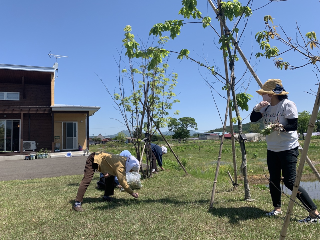 スタッフ同士が笑顔で話す